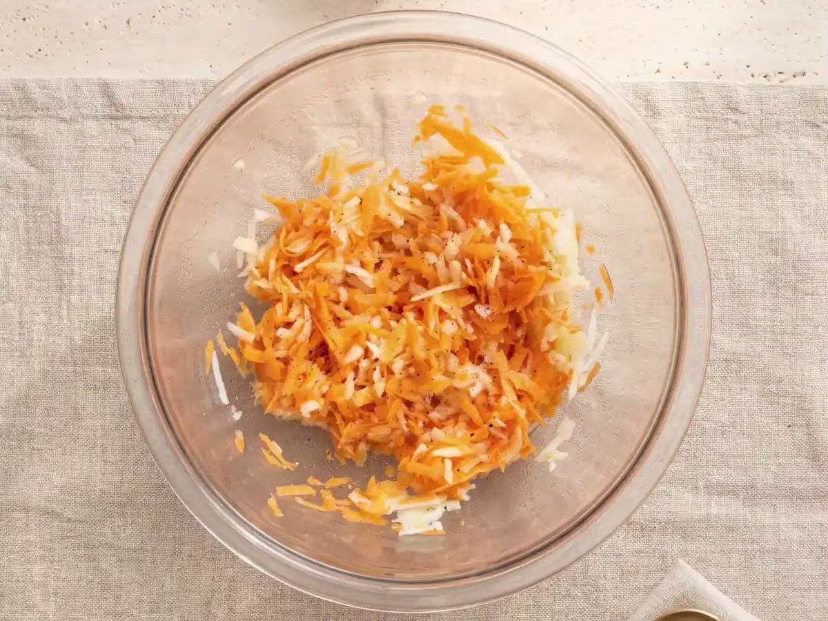 Færdig råkostsalat med gulerod og æble, klar til servering.