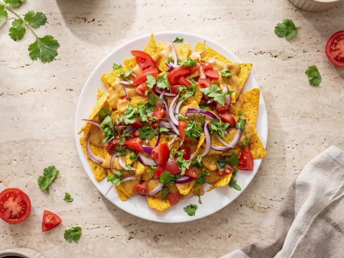 Klassiset nachot kotitekoisella cheddar-juustokastikkeella