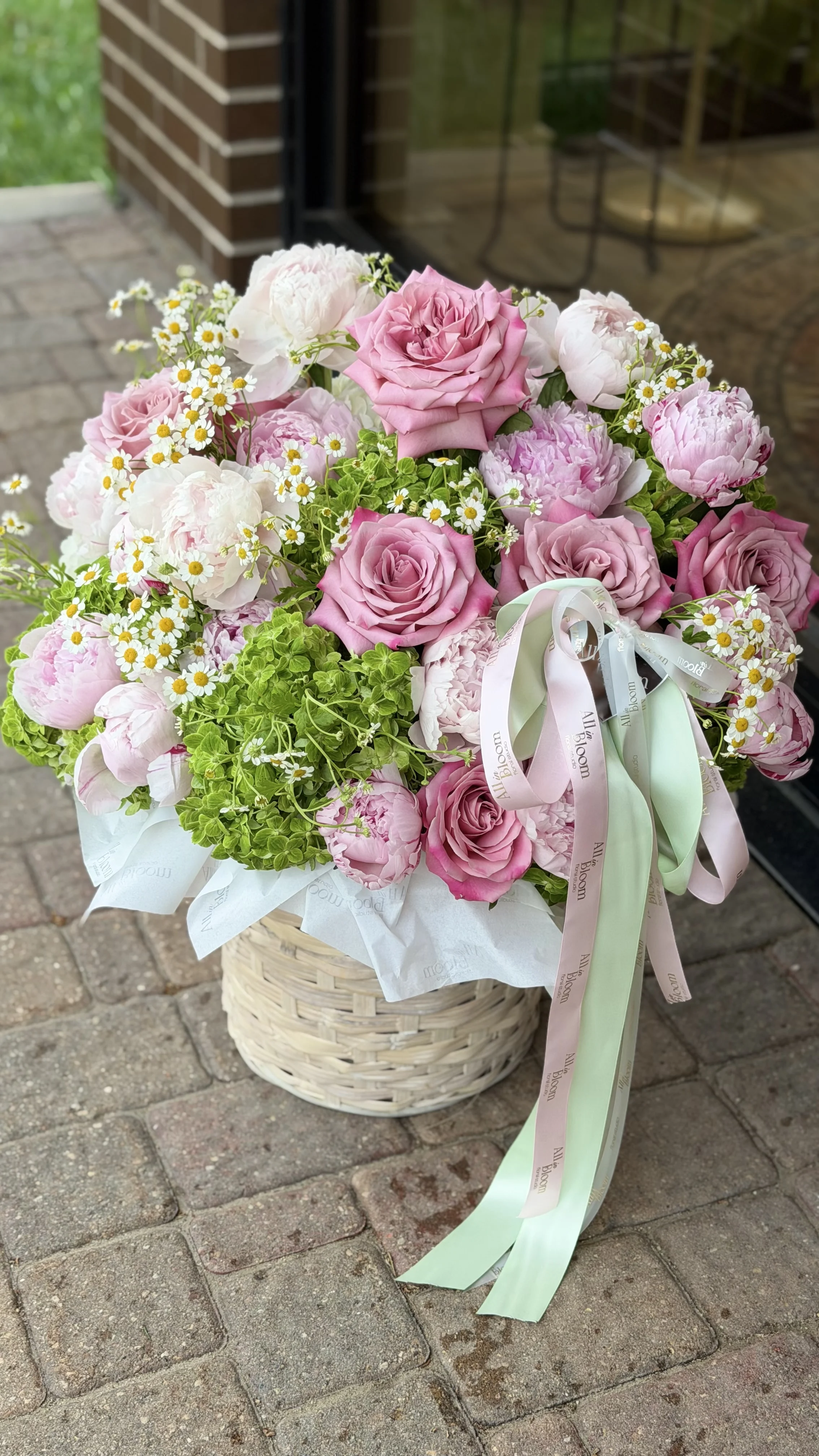 🌸 Blooming Romance Basket
