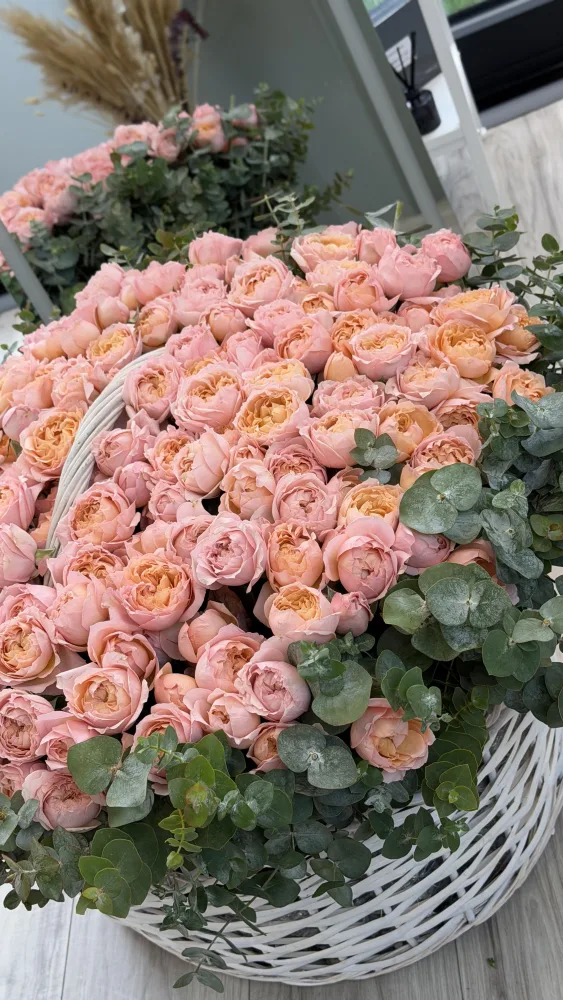 Juliet Garden Rose Grand Basket