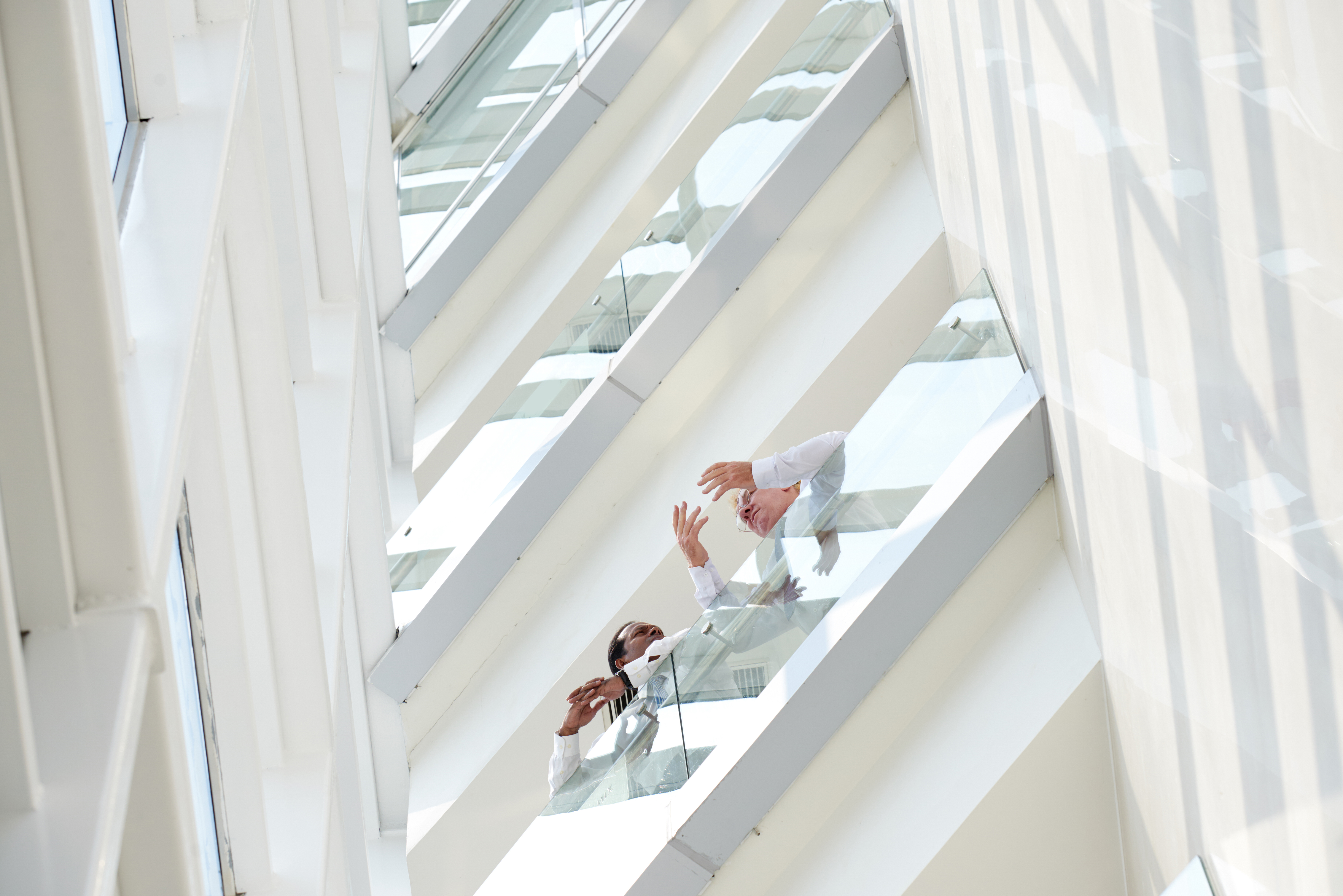 Equipe discutindo ideias de startup