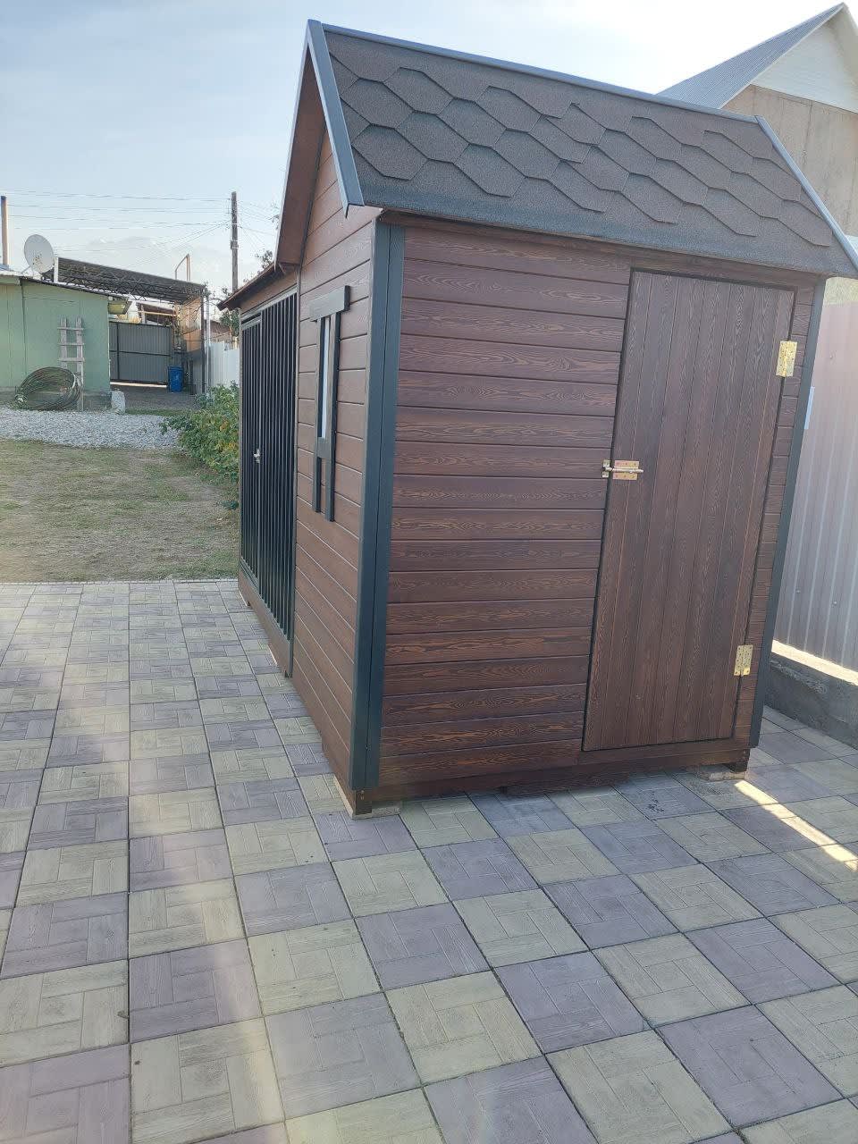 Задняя сторона вольера с будкой