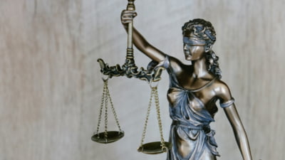 Justiție oarbă FOTO/ Unsplash Acest text a fost copiat de pe Ziare.com Scrisoare deschisă pentru reexaminarea legii 2 Mai. Pedepsele înăsprite pentru consumatorii de droguri sunt „campanie electorală mascată”
