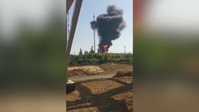 Rafinaria Novoșahtinsk din regiunea rusă Rostov, lovită de o dronă FOTO captură video Acest text a fost copiat de pe Ziare.com 12% din capacitatea de prelucrare a petrolului din Rusia este afectată de ultimele lovituri ucrainene. Analiza Bloomberg