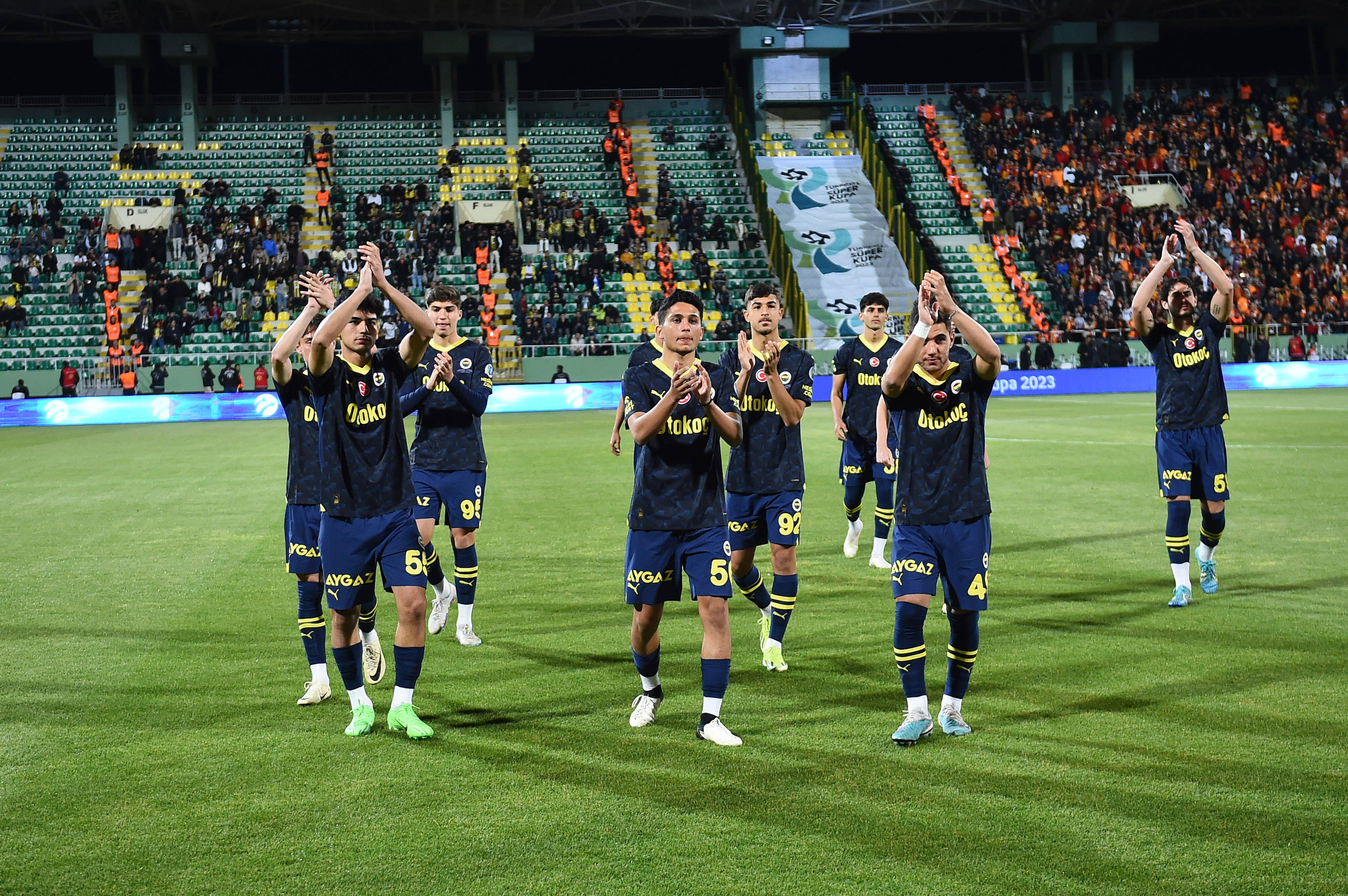 Jucătorii lui Fenerbahce Foto: SeskimPhoto / imago sportfotodienst / Profimedia