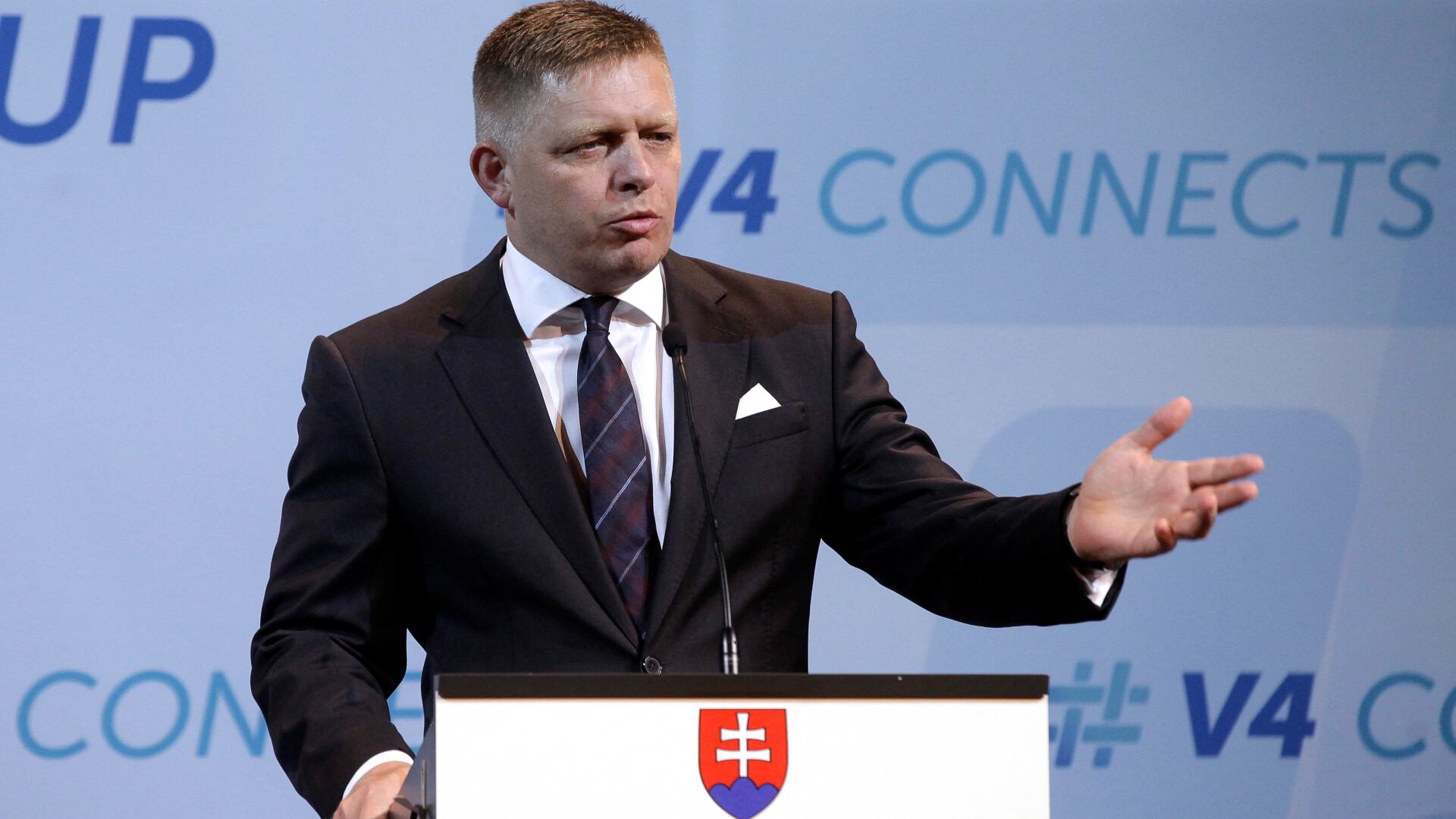 Starea sa se menţine gravă, potrivit declaraţiilor directoarei spitalului unde este internat şi ale ministrului de interne Robert Kalinak, transmit agenţiile AFP şi TASR. „A fost supus unei operaţii care a durat aproape două ore", a spus ministrul Kalinak în faţa presei la spitalul din Banska Bystrica. „Starea sa este încă foarte gravă. Va fi nevoie fără îndoială de câteva zile pentru a vedea cum evoluează", a completat oficialul slovac.  De asemenea, directoarea spitalului, Miriam Lapunikova, a precizat că starea lui Fico este stabilă, dar în continuare gravă. „Ţesut necrotic rezultat în urma rănii provocate de împuşcătură a fost înlăturat (în intervenţia chirurgicală). Pacientul este acum conştient, stabilizat, dar se află în continuare la terapie intensivă. Starea sa este cu adevărat serioasă", a explicat directoarea spitalului.  Aceasta este a doua intervenţie chirurgicală la care a fost supus Fico după tentativa de asasinat. În prima operaţie, care a durat miercuri cinci ore, medicii i-au oprit hemoragia provocată de un glonţ ce i-a străpuns stomacul. Robert Fico a fost împuşcat miercuri în timp ce ieşea de la o şedinţă de guvern desfăşurată în oraşul Handlova. Un individ înarmat şi aflat într-o mulţime de oameni spre care s-a îndreptat premierul a tras cinci gloanţe către acesta, dintre care patru l-au nimerit.  Autorul tentativei de asasinat, un bărbat în vârstă de 71 de ani, un scriitor pe care presa locală l-a identificat drept Juraj Cintula şi care în trecut a avut legături cu grupări radicale, este arestat şi a recunoscut motivaţia politică a atacului său. El a fost pus sub acuzare pentru „tentativă de crimă cu premeditare", a anunţat ministrul de interne Sutaj Estok. Acesta din urmă a mai precizat că suspectul a acţionat singur, ca un „lup solitar", participase anterior la mai multe proteste antiguvernamentale, în prezent nu este membru al niciunui grup radicalizat, de dreapta ori de stânga, şi dată fiind natura individuală a atacului şi radicalizarea de pe reţelele de socializare poliţia nu a putut să-l detecteze. Tot potrivit ministrului Sutaj Estok, autorul atentatului era „foarte implicat în acţiunile politice" şi motivele pentru care a recurs la atacul armat par să fi fost dezacordul său faţă de hotărârile premierului Fico de a sista sprijinul militar pentru Ucraina, precum şi de a desfiinţa procuratura anticorupţie şi de a lichida televiziunea publică, pe aceste două instituţii din urmă şeful guvernului acuzându-le de partizanat politic împotriva lui.