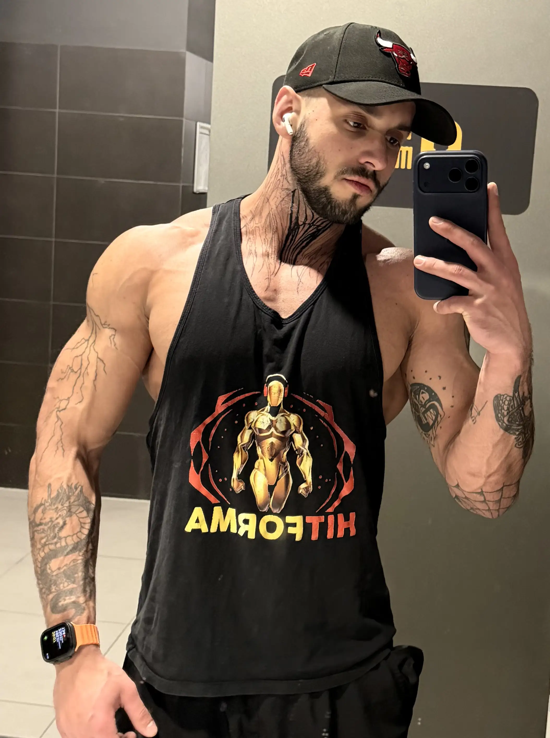 Czarno-białe zdjęcie sportowca na siłowni