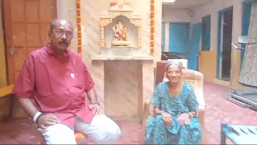 ६४ वर्षांचे पंढम नागवंशी — १.५ वर्षांपासून येथे राहतात