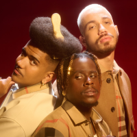 Trio de homens negros posando de costas uns para os outros enquanto olham para a câmera. Foto de Pedro Miceli.