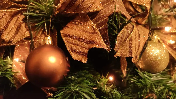 enfeites em uma árvore de natal