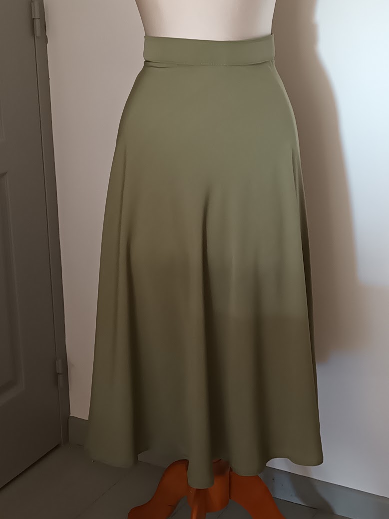 Robe colorée sur mannequin