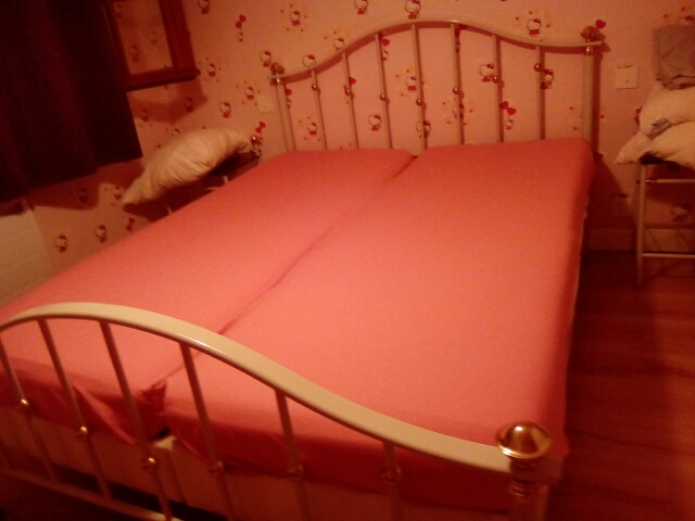 Drap housse pour deux matelas.
