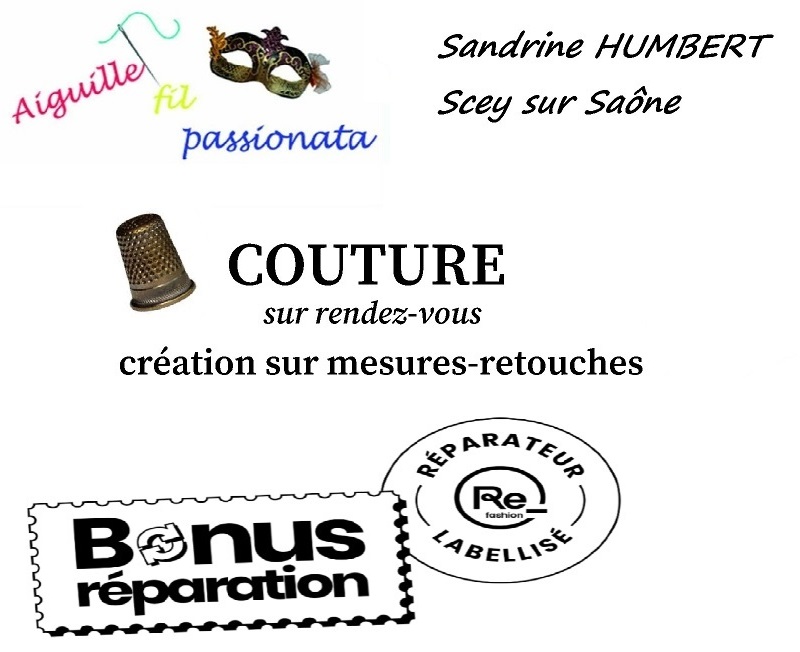 Atelier de couture avec machine à coudre et tissus.