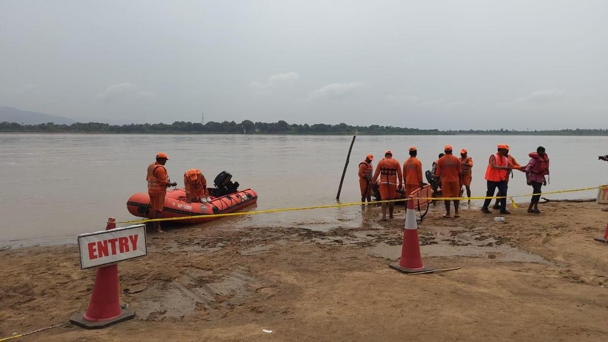 APSDRF, police conduct flood rescue mock drill