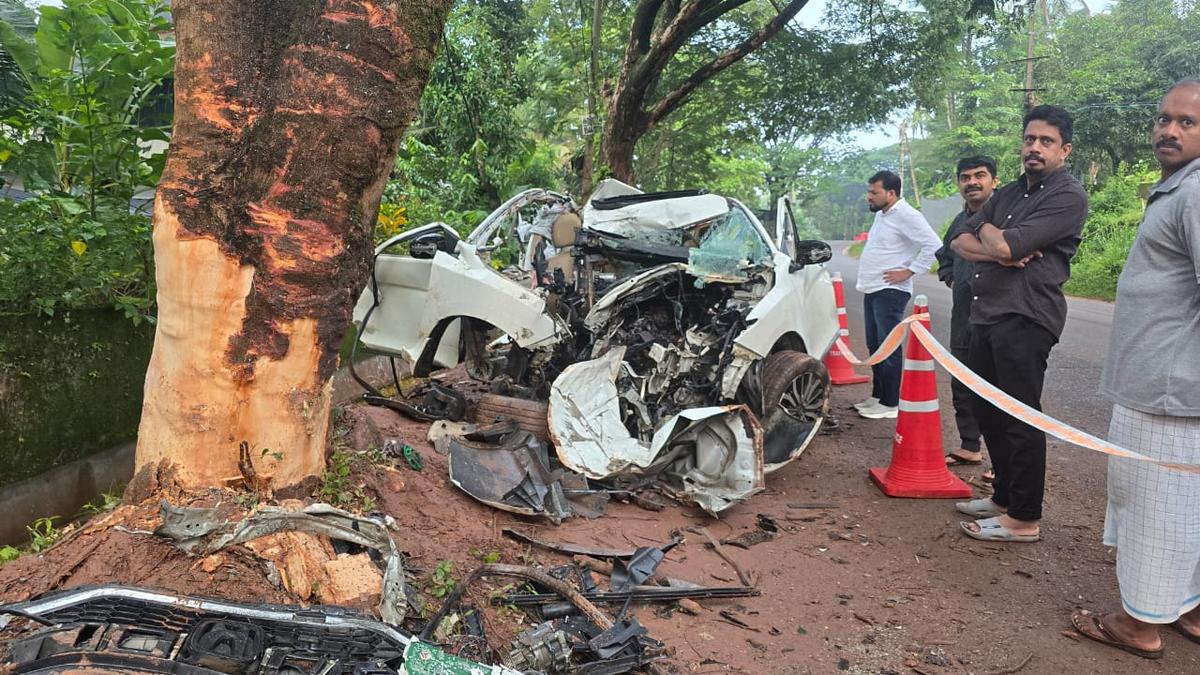 Four killed, one injured after car crashes into tree in Kannur