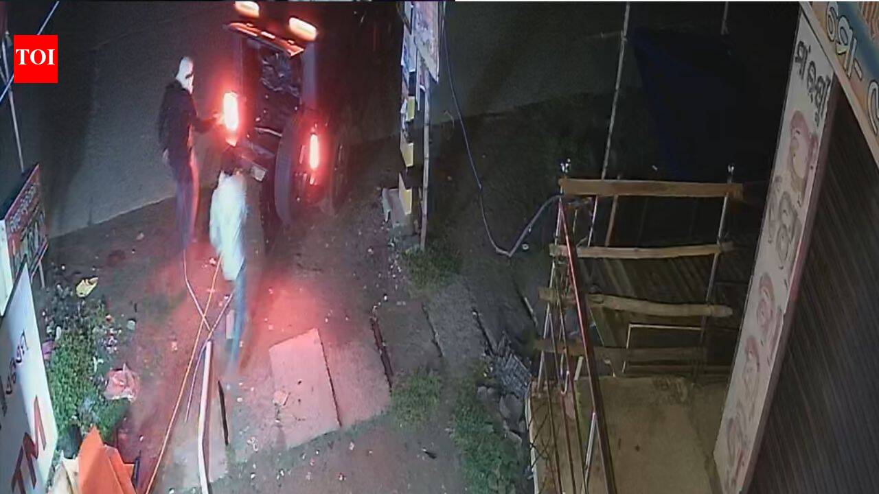 Watch: Gang uses Thar to uproot ATM, escapes with cash in Odisha