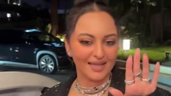 Sonakshi Sinha sets boundaries with paparazzi, refuses to enter her car until they stop clicking her