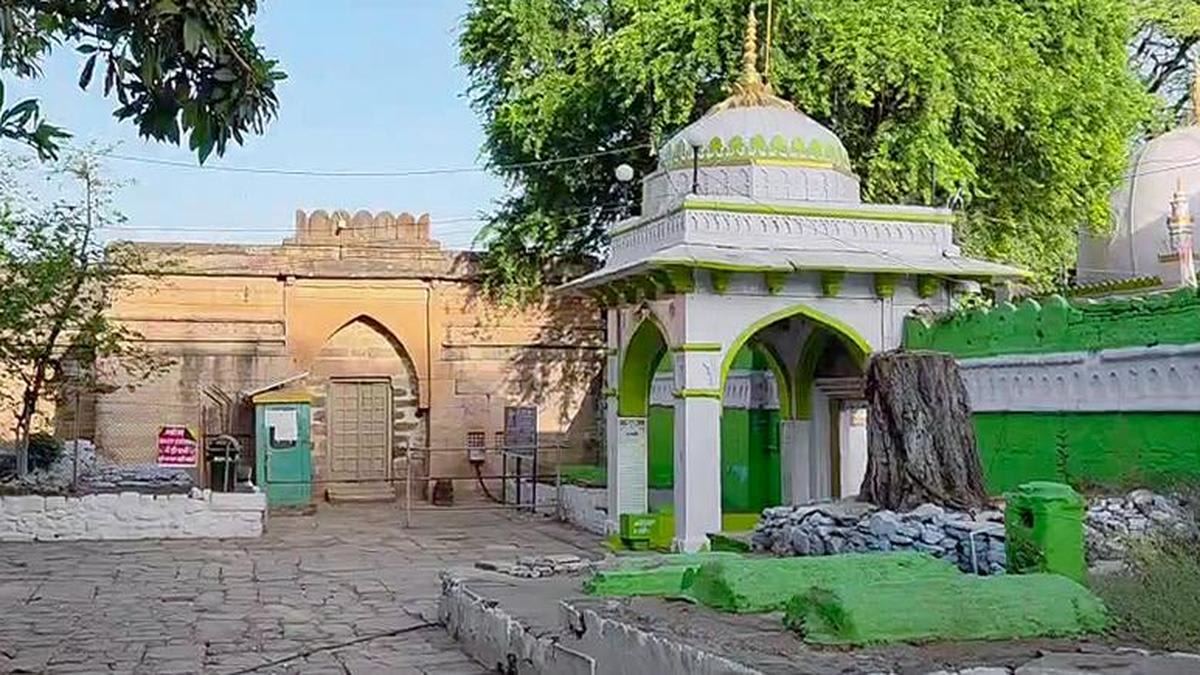 Supreme Court agrees to list all petitions challenging HC decision in Bhojshala case