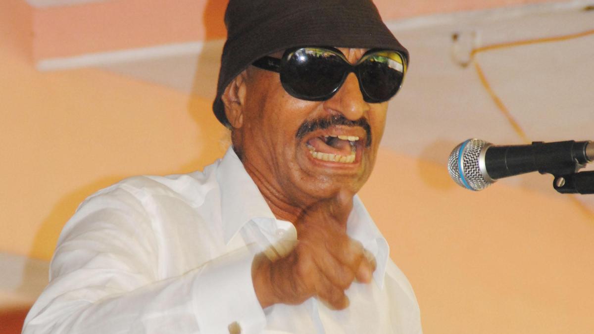 Mysuru: Kannada activist Vatal Nagaraj threatens Karnataka bandh over eviction of footpath vendors