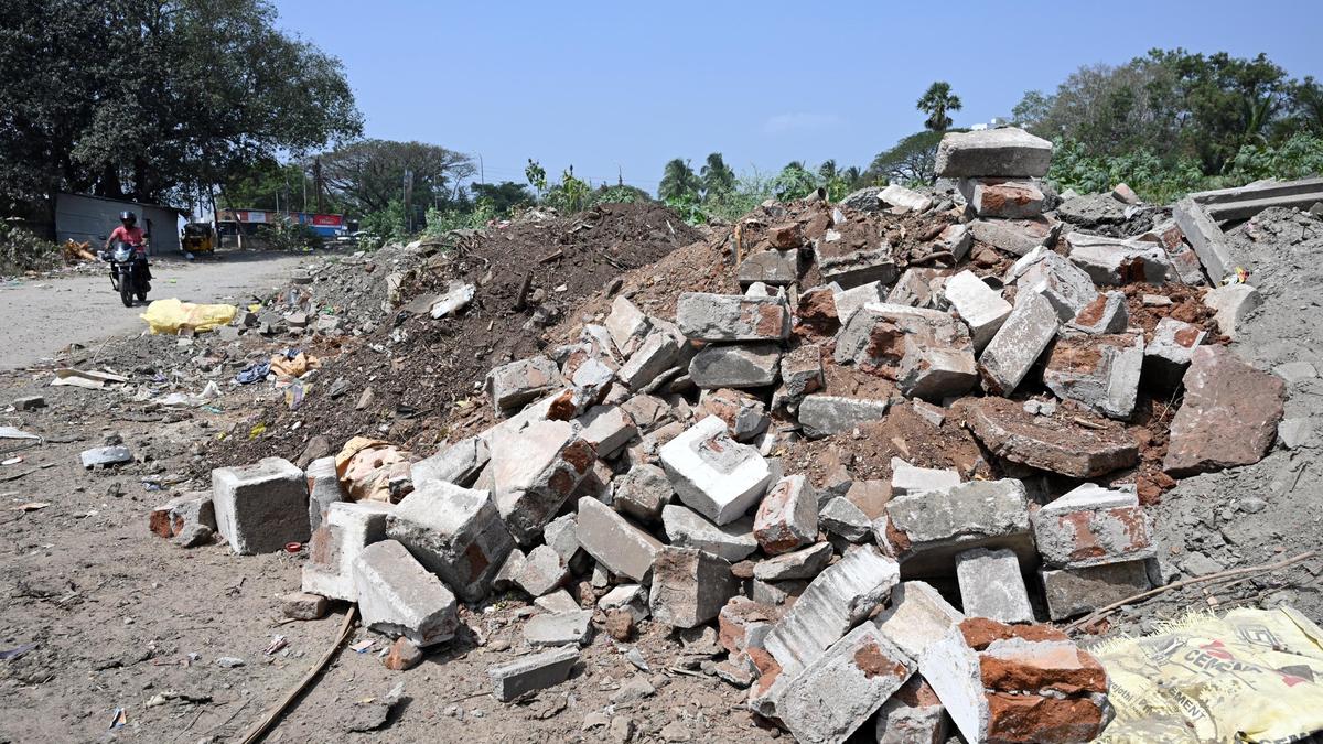 Traffic police crack down on illegal dumping of construction waste, issue 212 notices