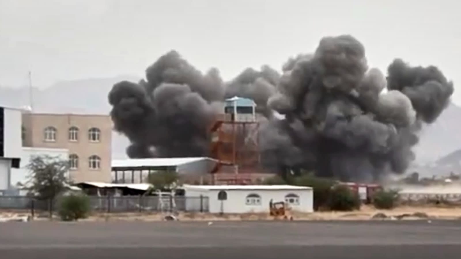 Video: Saudi Arabia strikes Yemen airport to block Iranian flight, Houthis vow revenge