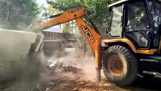 Illegal shrine on govt land razed as Delhi widens Pitampura-Shalimar Bagh road