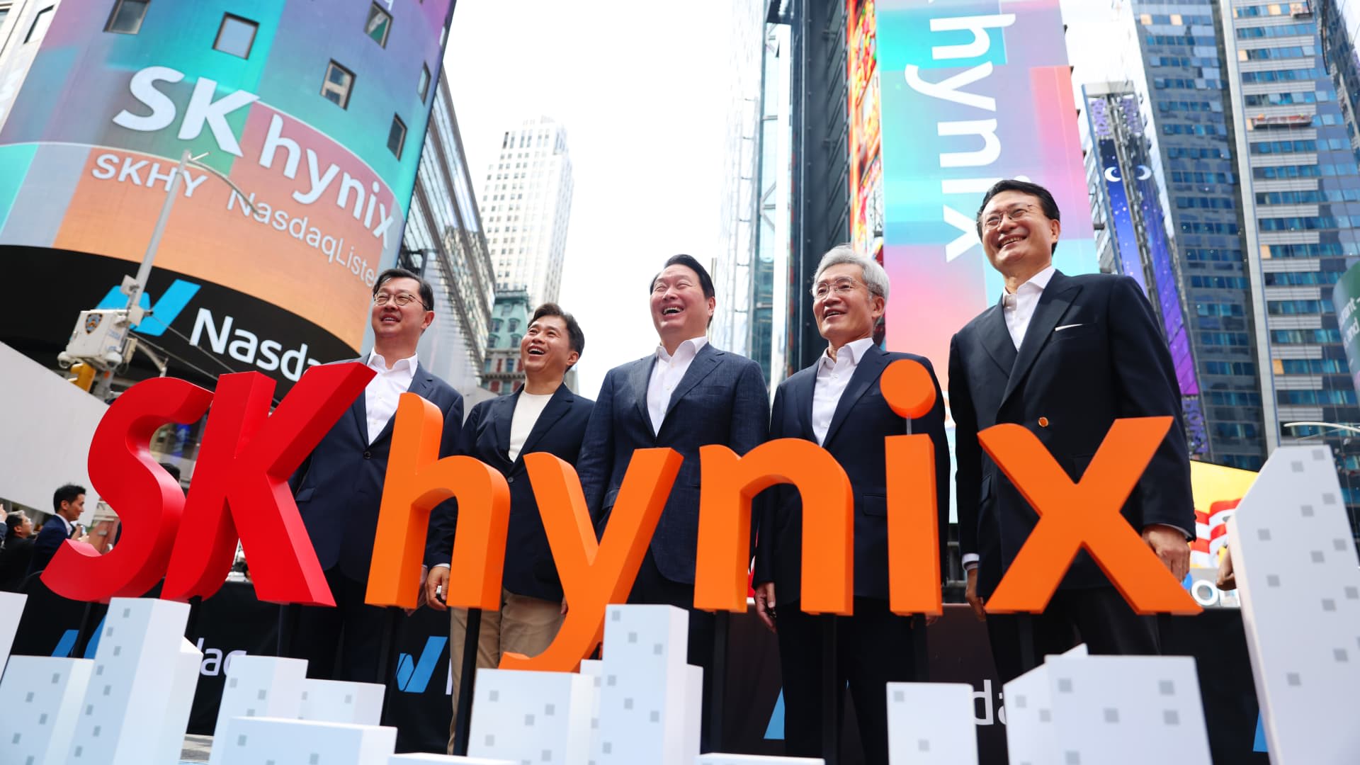 Retail-trader 'bottleneck bros' eyeing AI supply chain can't wait for SK Hynix options