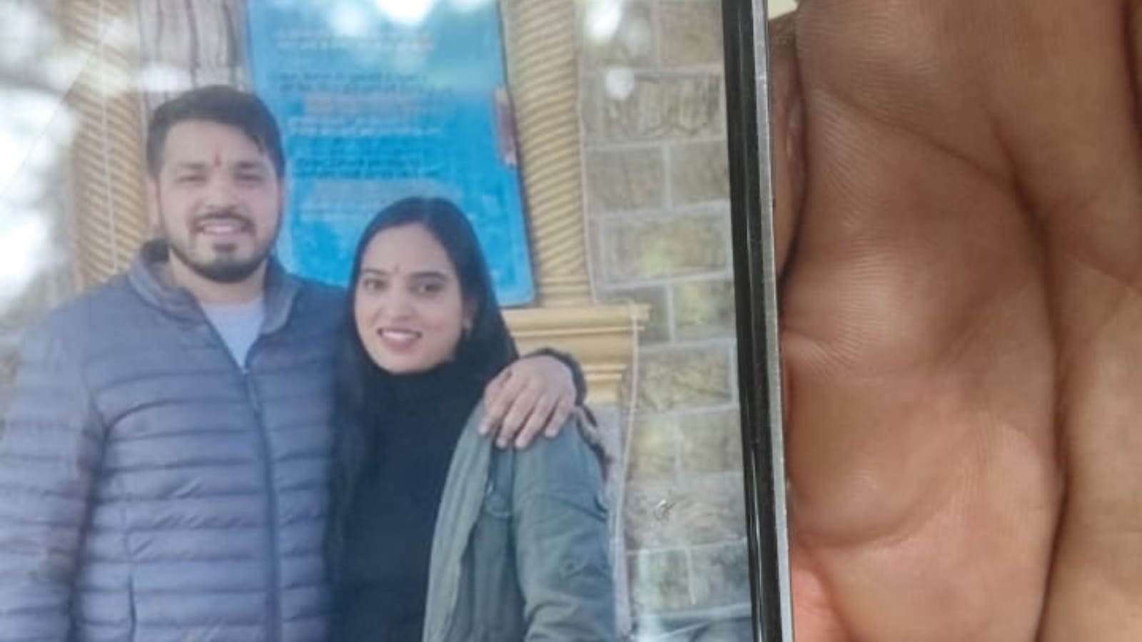 Hours after he murdered his wife on her b’day, Delhi Police constable kills self