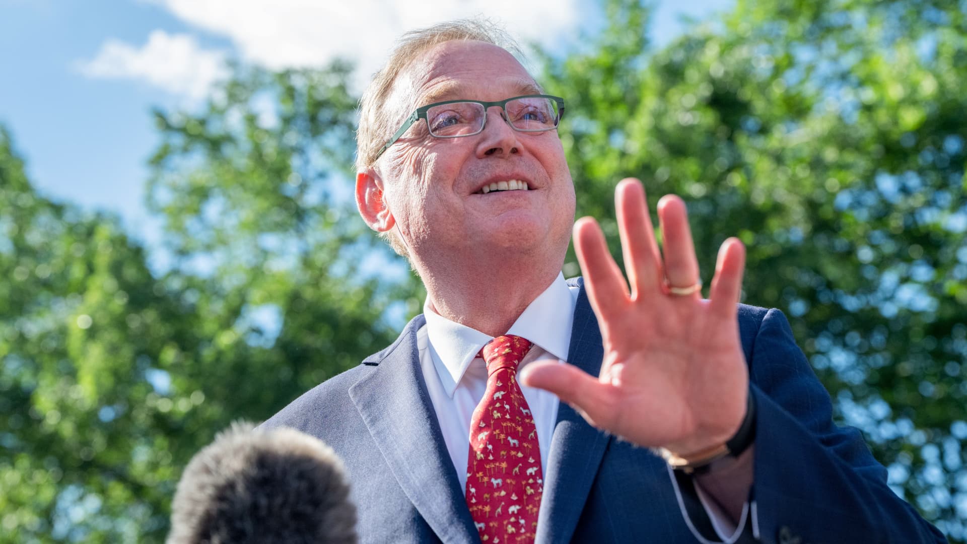 Hassett sees no 'excuse' to raise rates, says Warsh will push Fed to 'right answer'