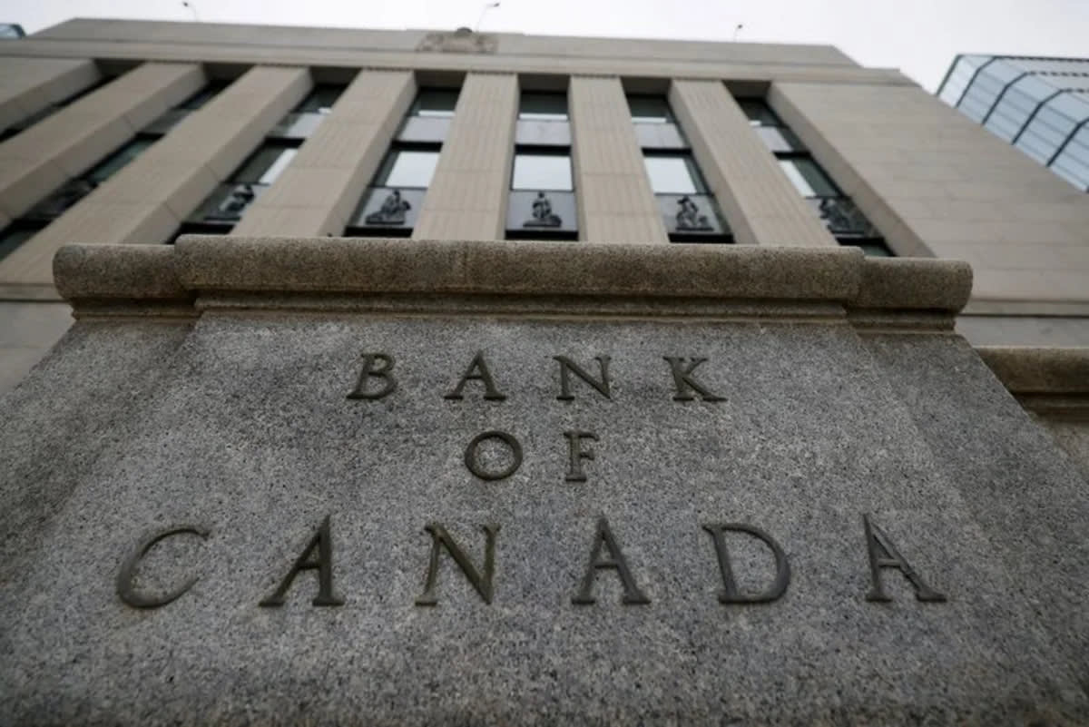 Bank of Canada holds rates, says economy is growing again