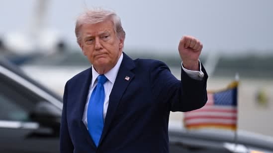 Trump's left hand discoloration sparks new health concerns, speculations: ‘Both of them are mangled’