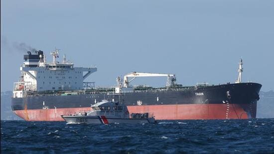 US senators propose tariffs up to 100% on top Russian oil buyers