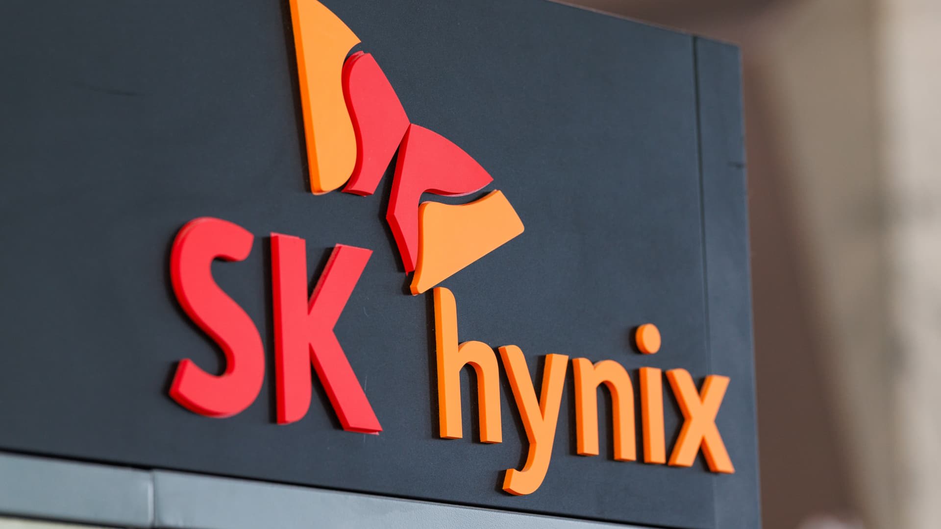 SK Hynix shares plunge 10% as Asia sees tech rout, tracking U.S. chip losses