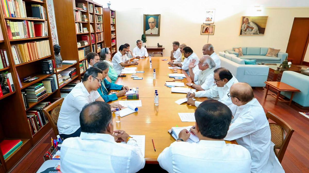 Congress leaders discuss party strategy for upcoming Parliament session