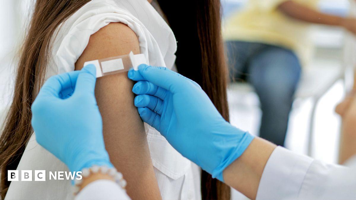 Teenagers from 15 should be given free meningitis B vaccine, say UK experts