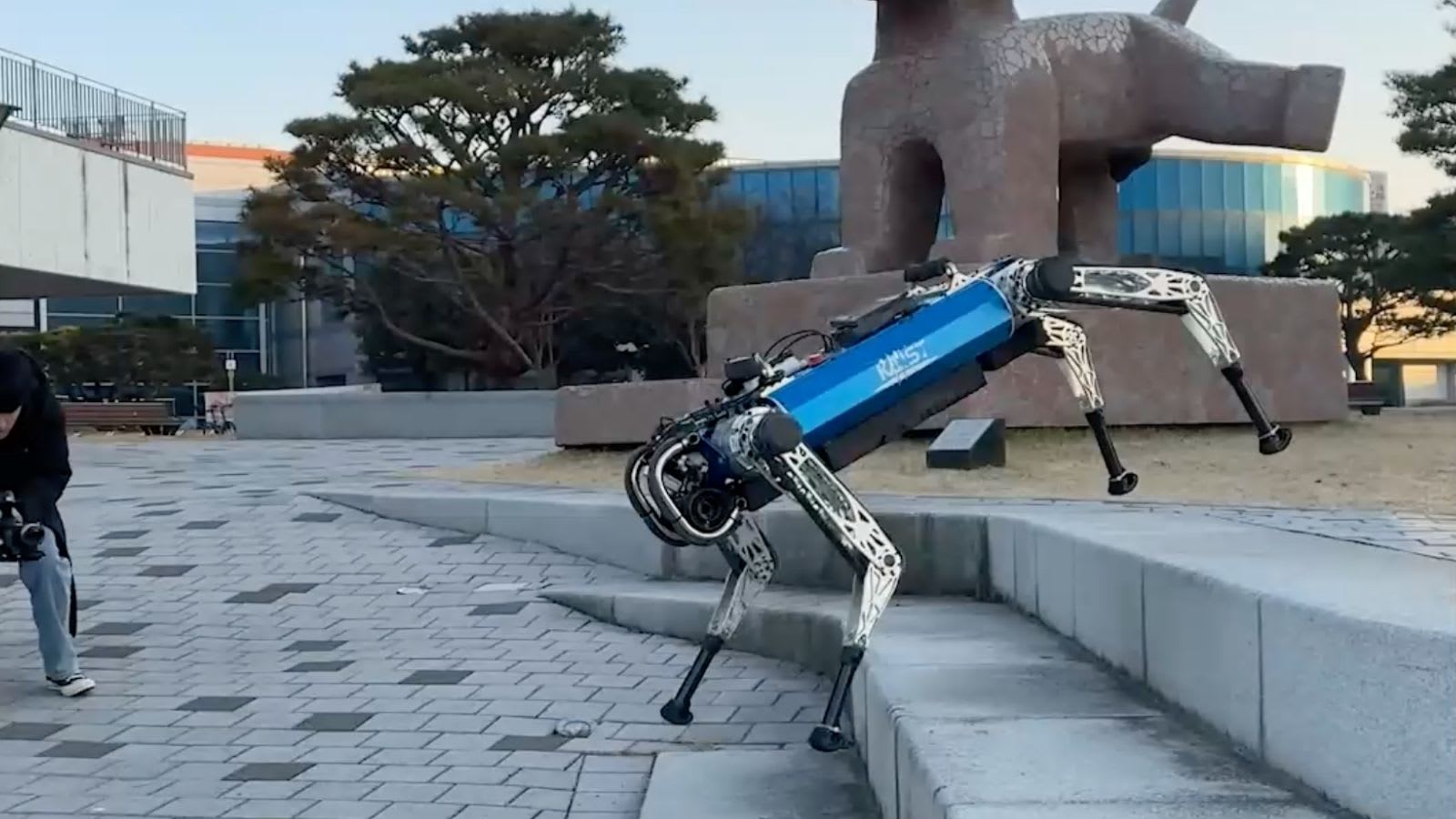 Robot dog adapts to terrain without human control, leaps and climbs stairs