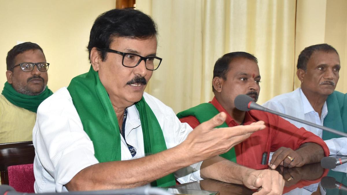 Karnataka government urged to declare drought, announce relief of ₹40,000 for each farmer