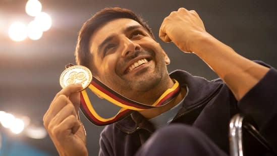 Kartik Aaryan screams with joy, gets hugs from parents after winning first National Award for Chandu Champion