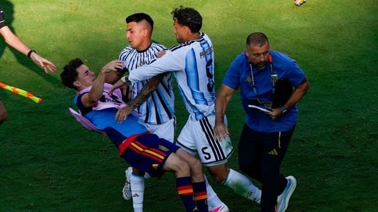 Leandro Paredes loses cool, pushes Eric Garcia and Gavi to the ground after Spain's World Cup triumph