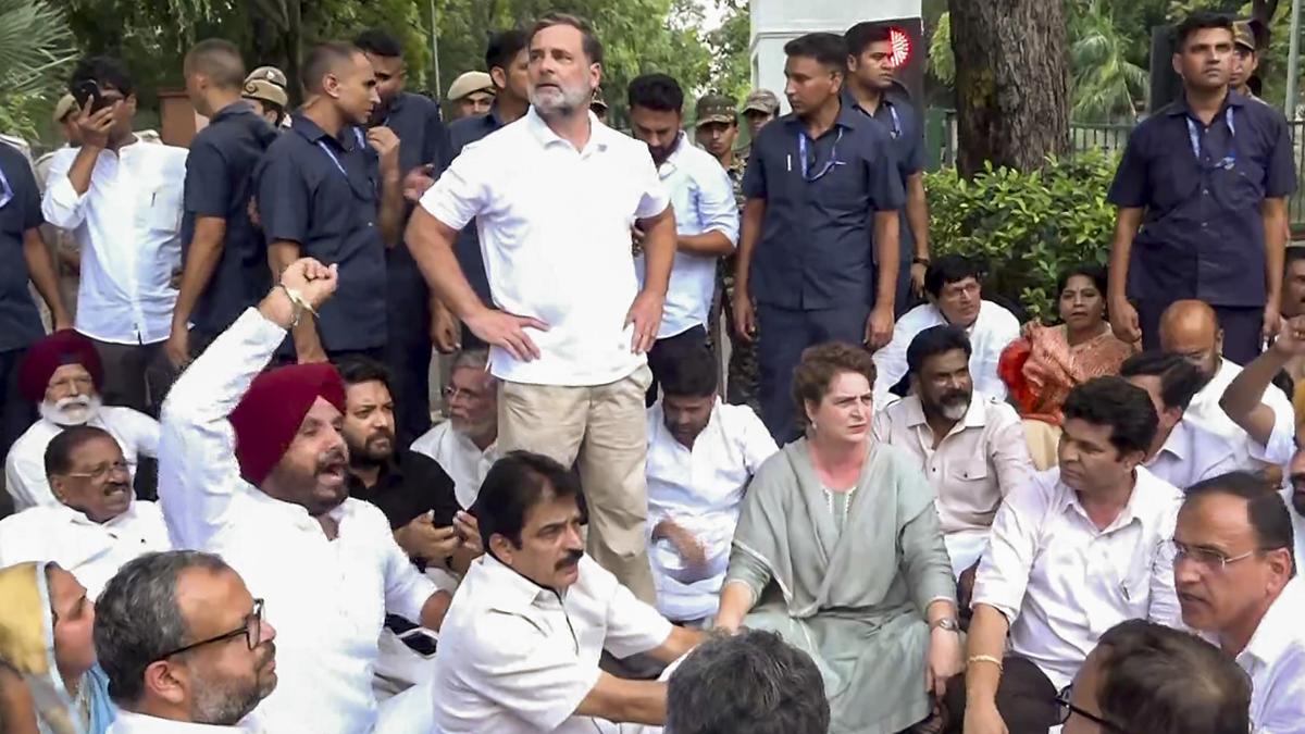 Rahul, Priyanka lead Congress leaders in protest outside PM's residence