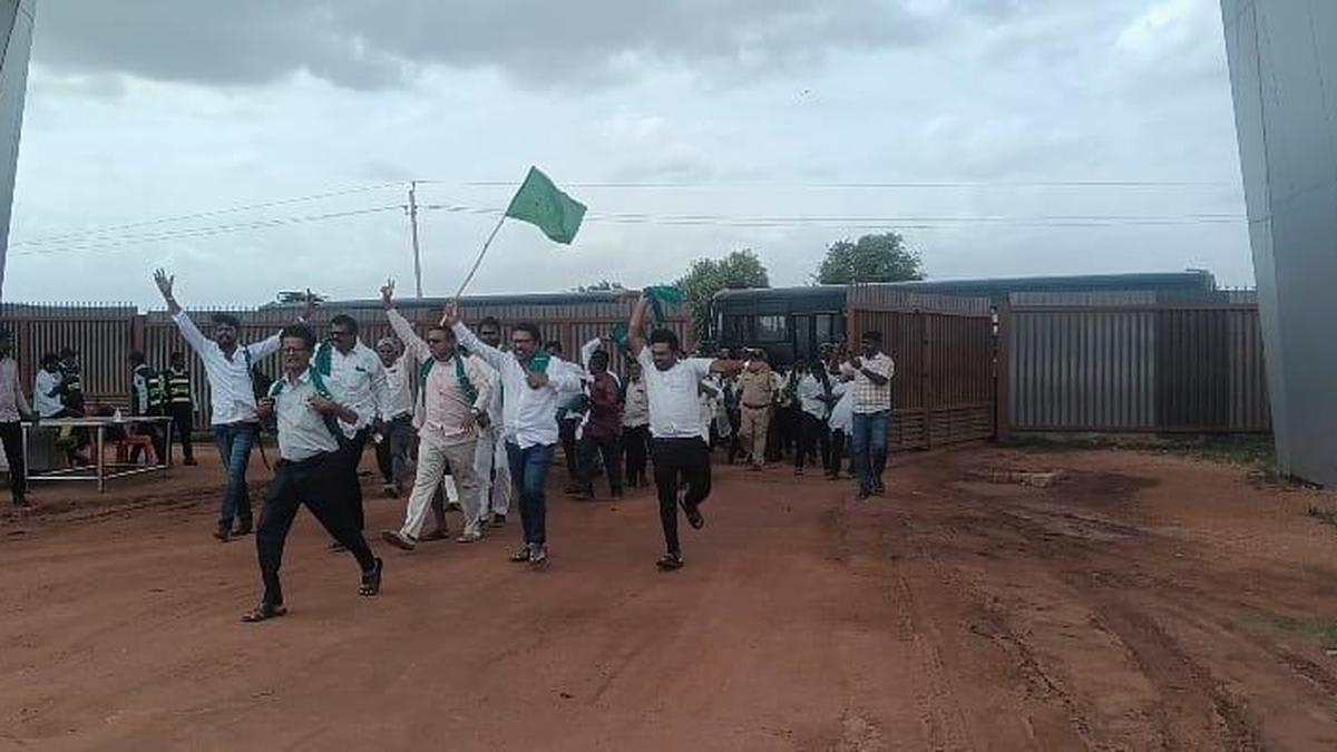 Farmers breach Baldota factory premises during protest in Koppal