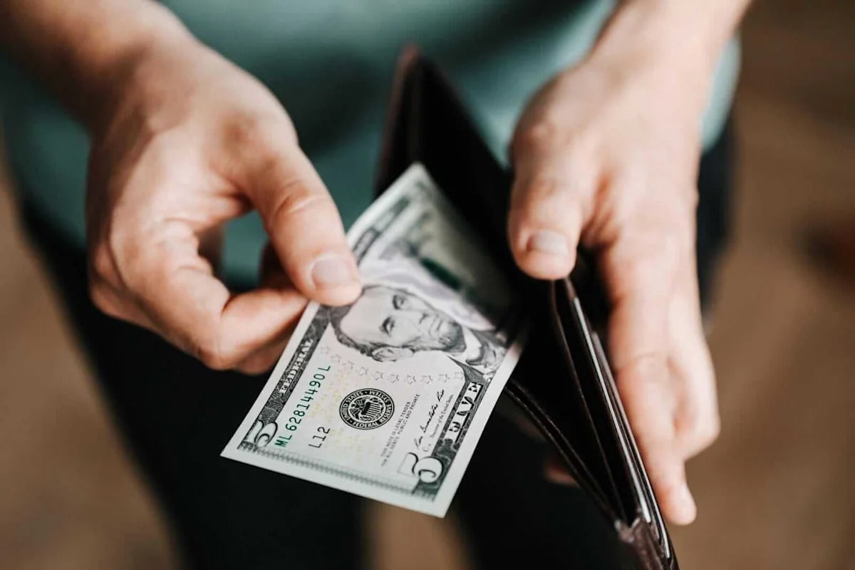 Dollar Firms With T-Note Yields and Crude Prices