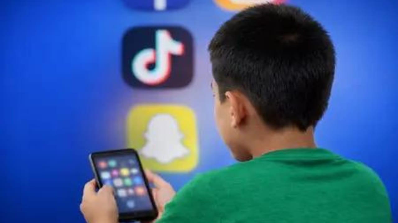 France lawmakers pass law banning social media for children under 15