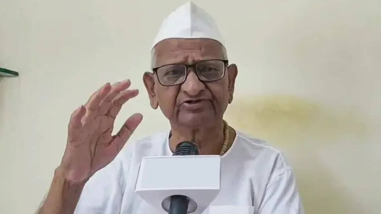 Anna Hazare begins maun andolan in support of protesting students