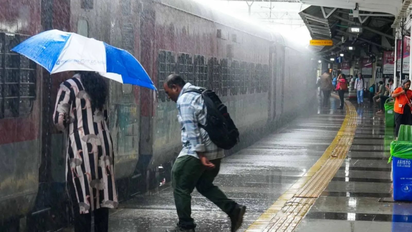 Incessant rain cripples Pune traffic, peak-hour commuters stranded in citywide snarls