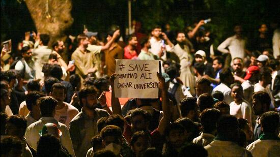 Swelling crowds, defiant mood as protest stays firm at Jantar Mantar
