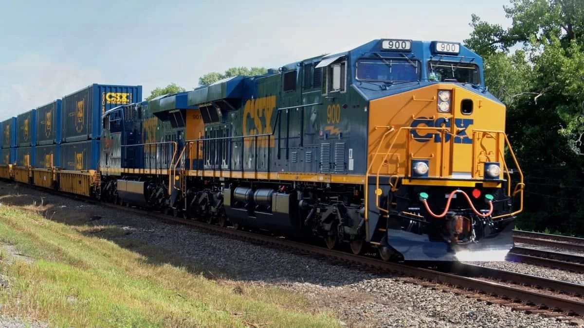 CSX boosts outlook on higher volume and revenue