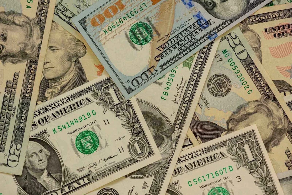 Dollar Rises on Houthi Tanker Attack and Higher Oil Prices