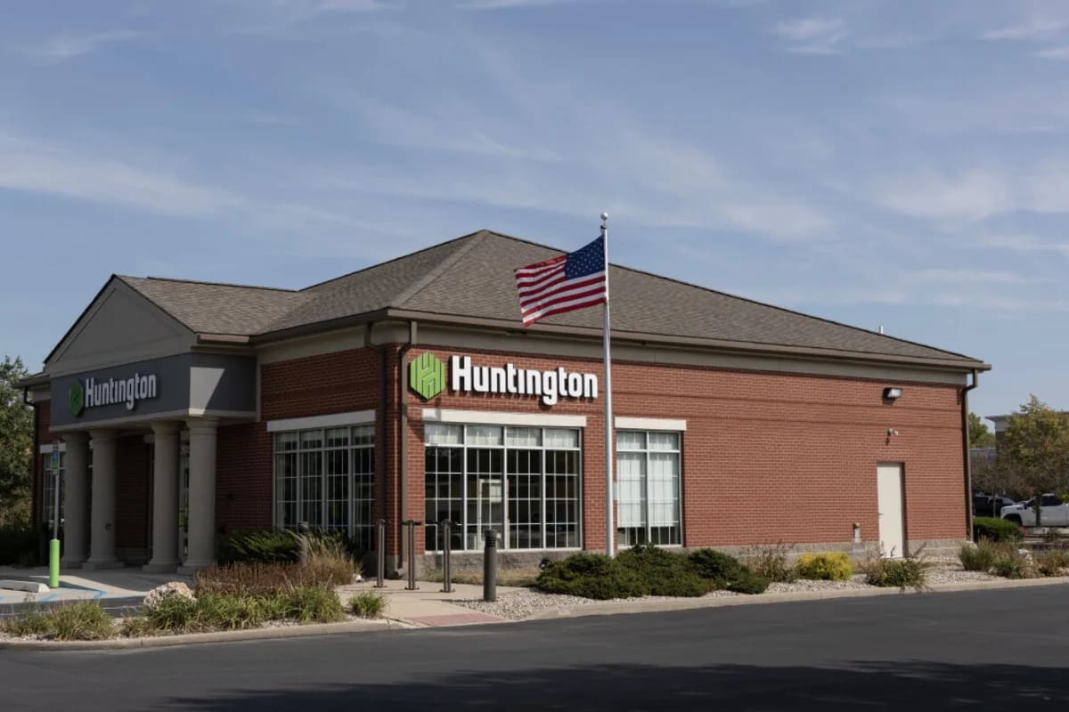 After rise in deposit costs, Huntington foresees 2H rebound