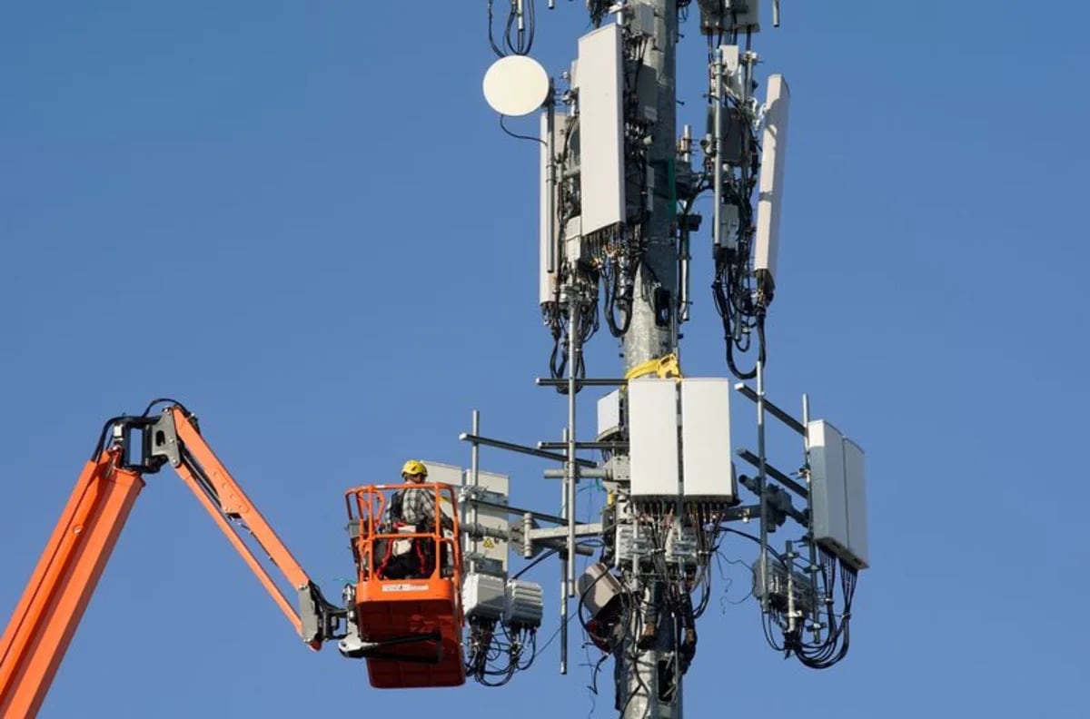 Verizon lifts annual forecasts, signs $1 billion fiber deal with Google